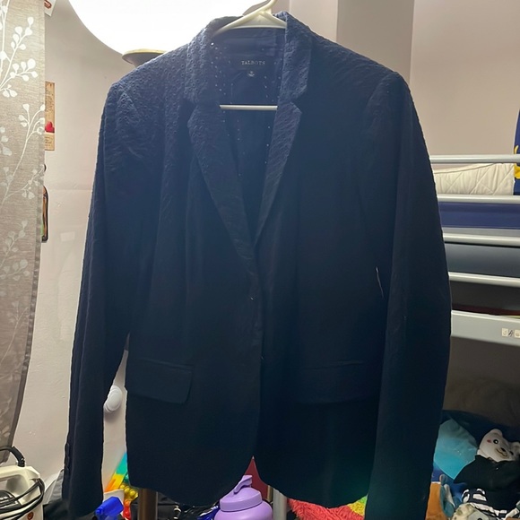 Feminine suit - Picture 1 of 3